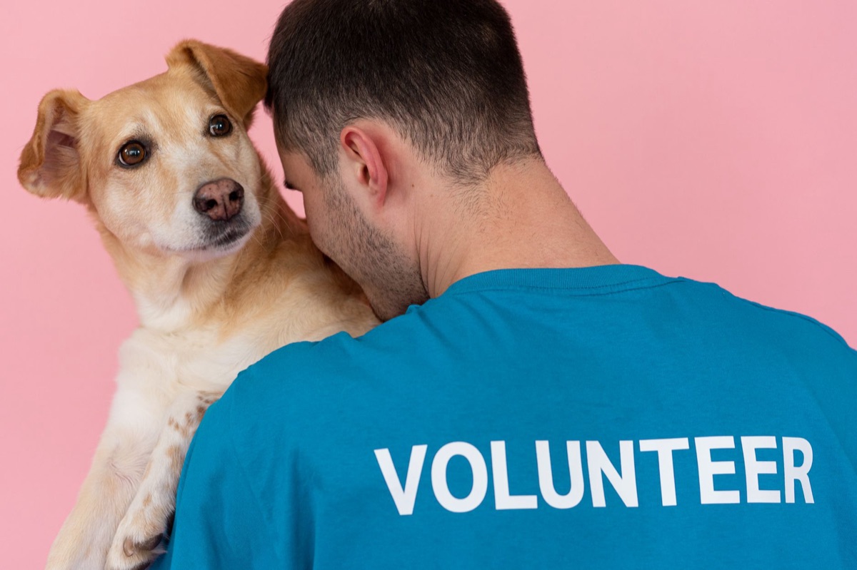 HSUS volunteer met hond